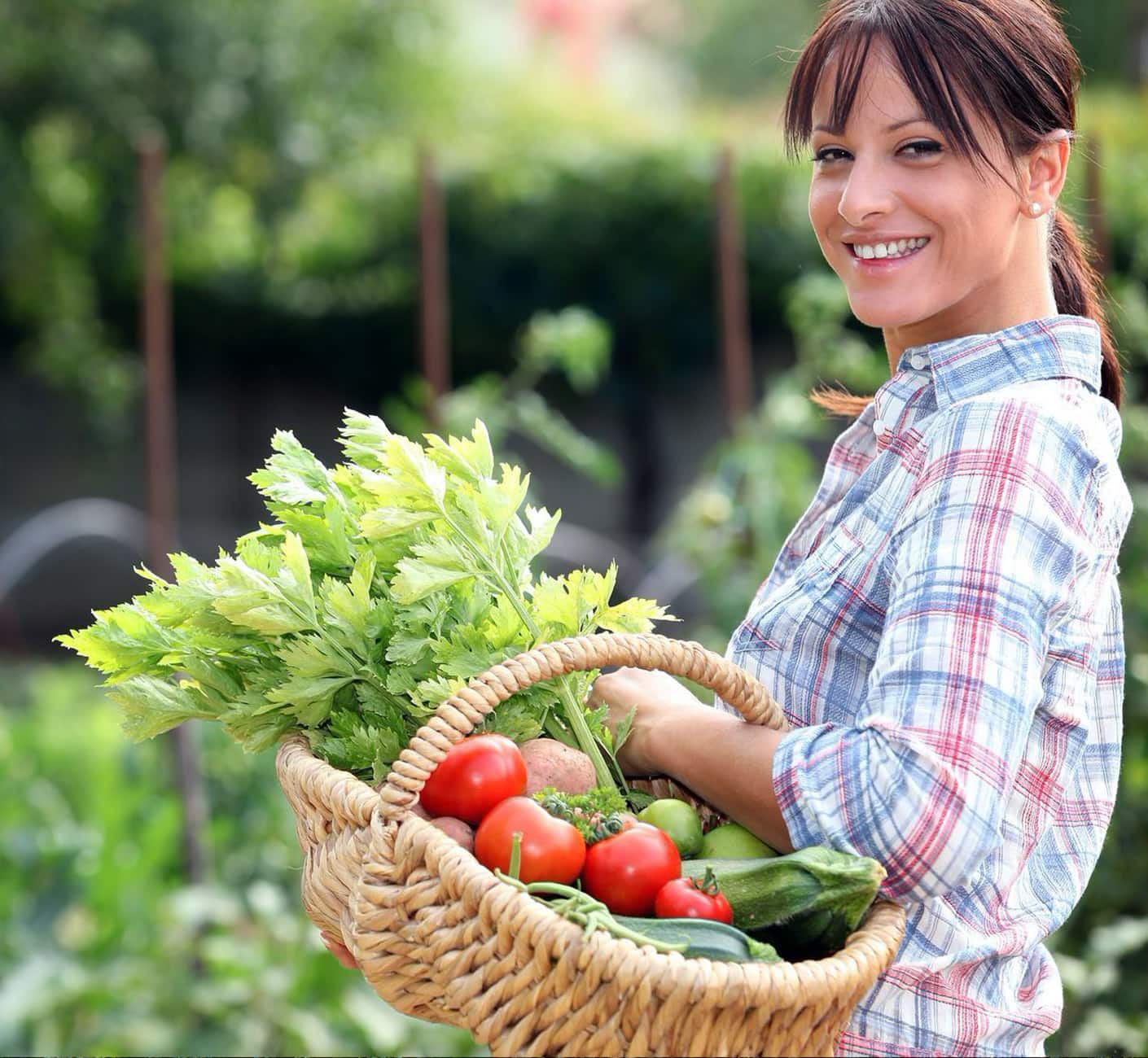 Frau mit gefülltem Einkaufskorb voller Blumauer Gemüse © Philipp Platzer