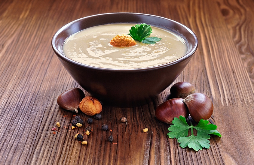 Gefüllter Teller mit Schilcher Maronicremesuppe, ein Rezept von Frutura. © Philipp Platzer
