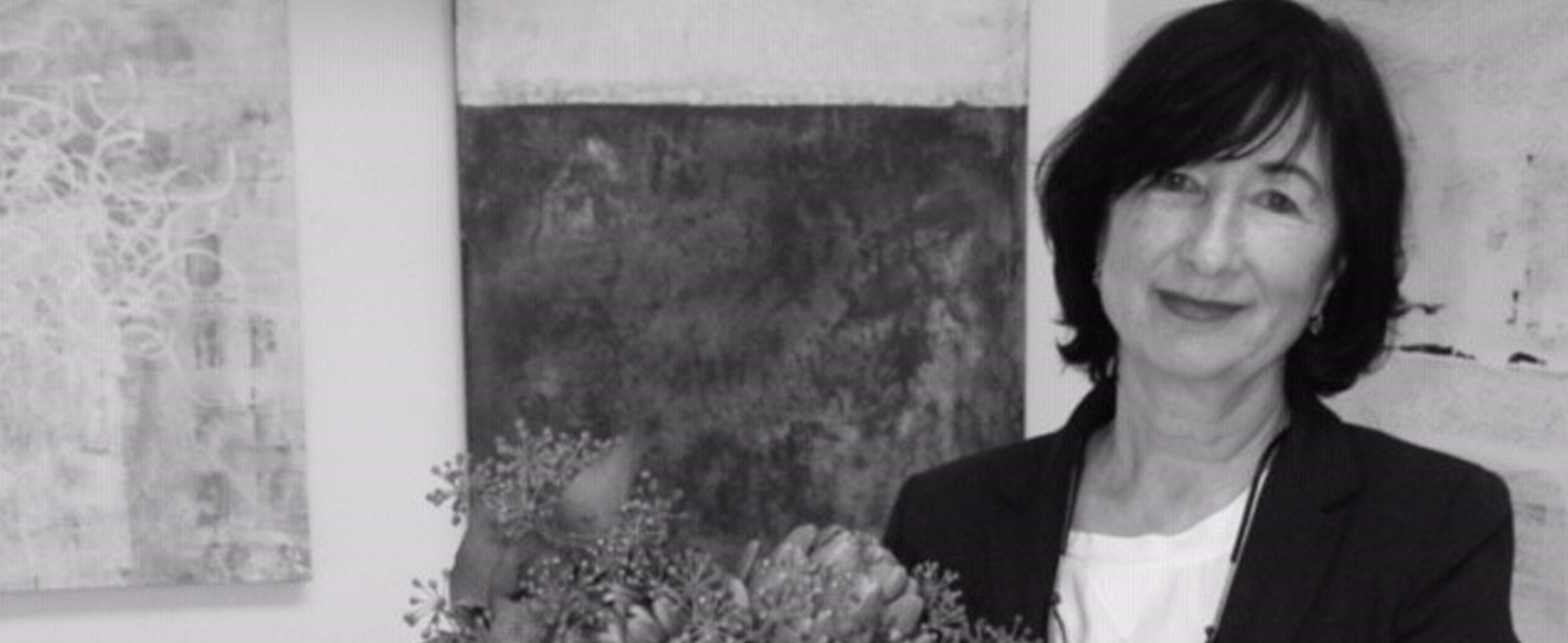 Schwarz-Weiß Aufnahme der Künstlerin Angelika Fink