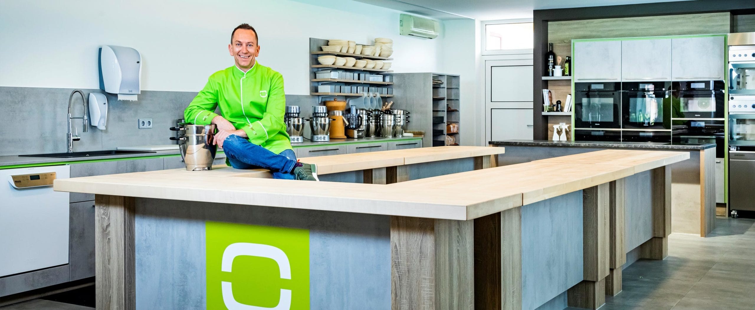 Der Backprofi Christian Ofner in seiner Küche bei der Kreation von Rezepten mit frischer Ware von Frutura © Philipp Platzer