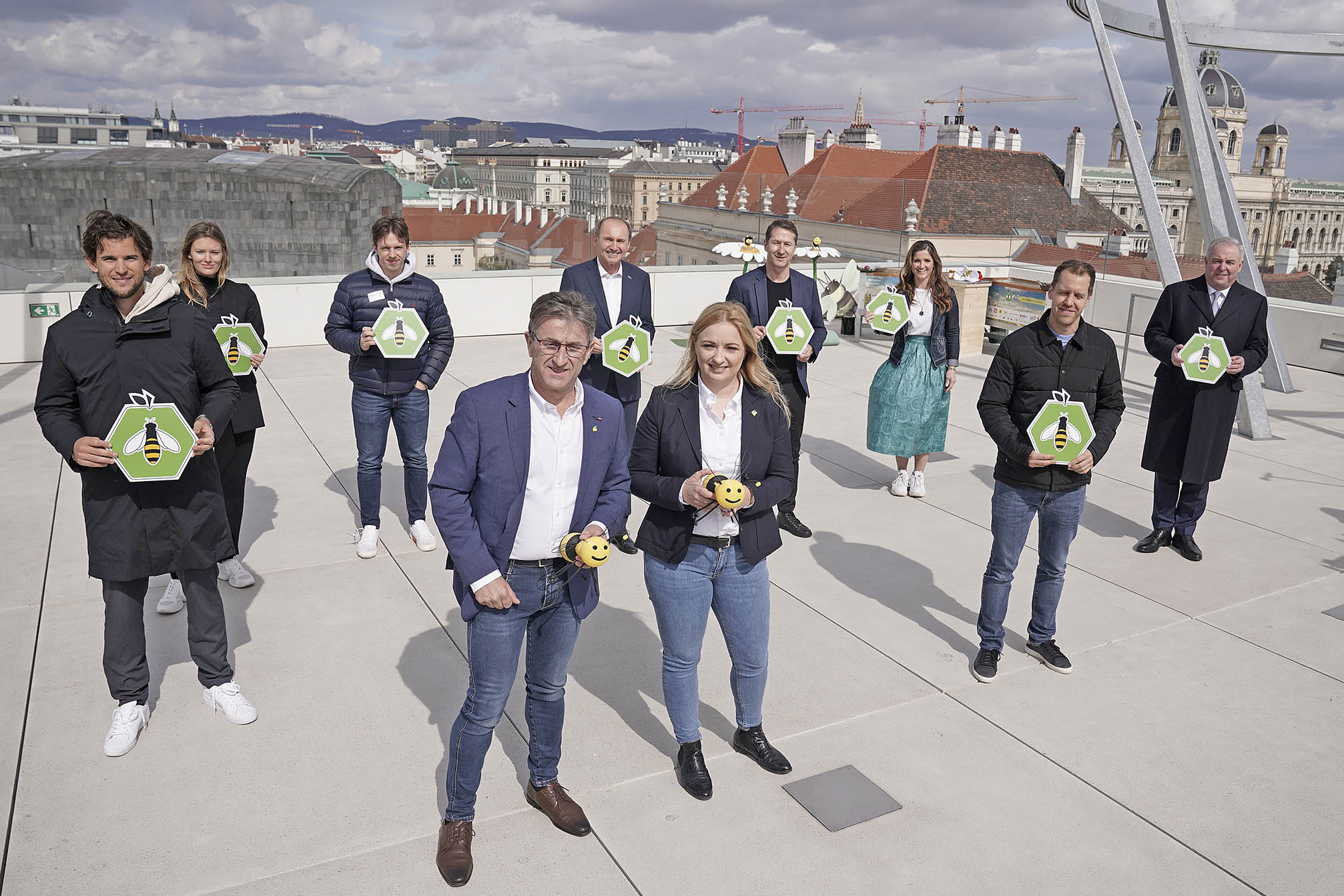 Alle BioBienenApfel Vertreter und Botschafter bei der Projektpräsentation von Frutura in Wien auf der Dachterasse