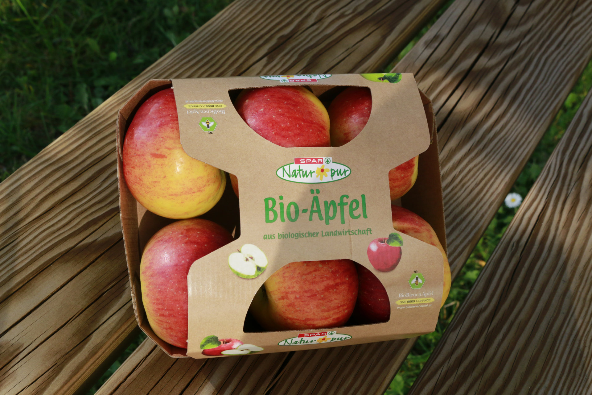 Der BioBienenApfel ist wieder da Zeit zum Genießen und Gewinnen! Frutura